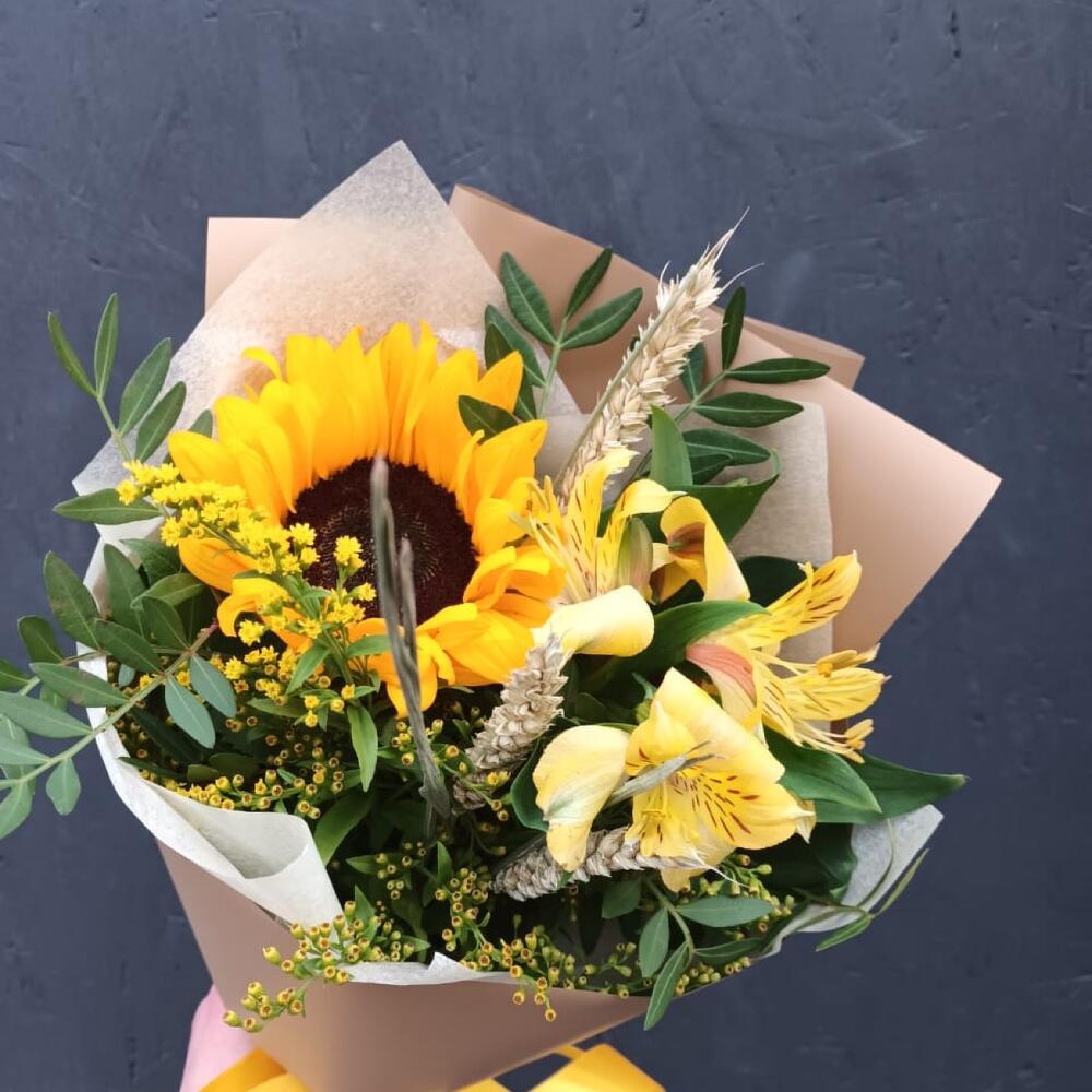 Букет-комплимент с подсолнухом, колосьями ( триникум), альстромерией , солидагой и зеленью
