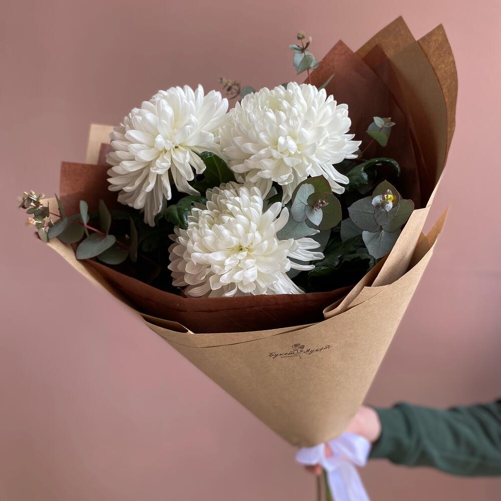 Букет из хризантем «Стиль» (одноголовая Хризантема Антонов, эвкалипт)