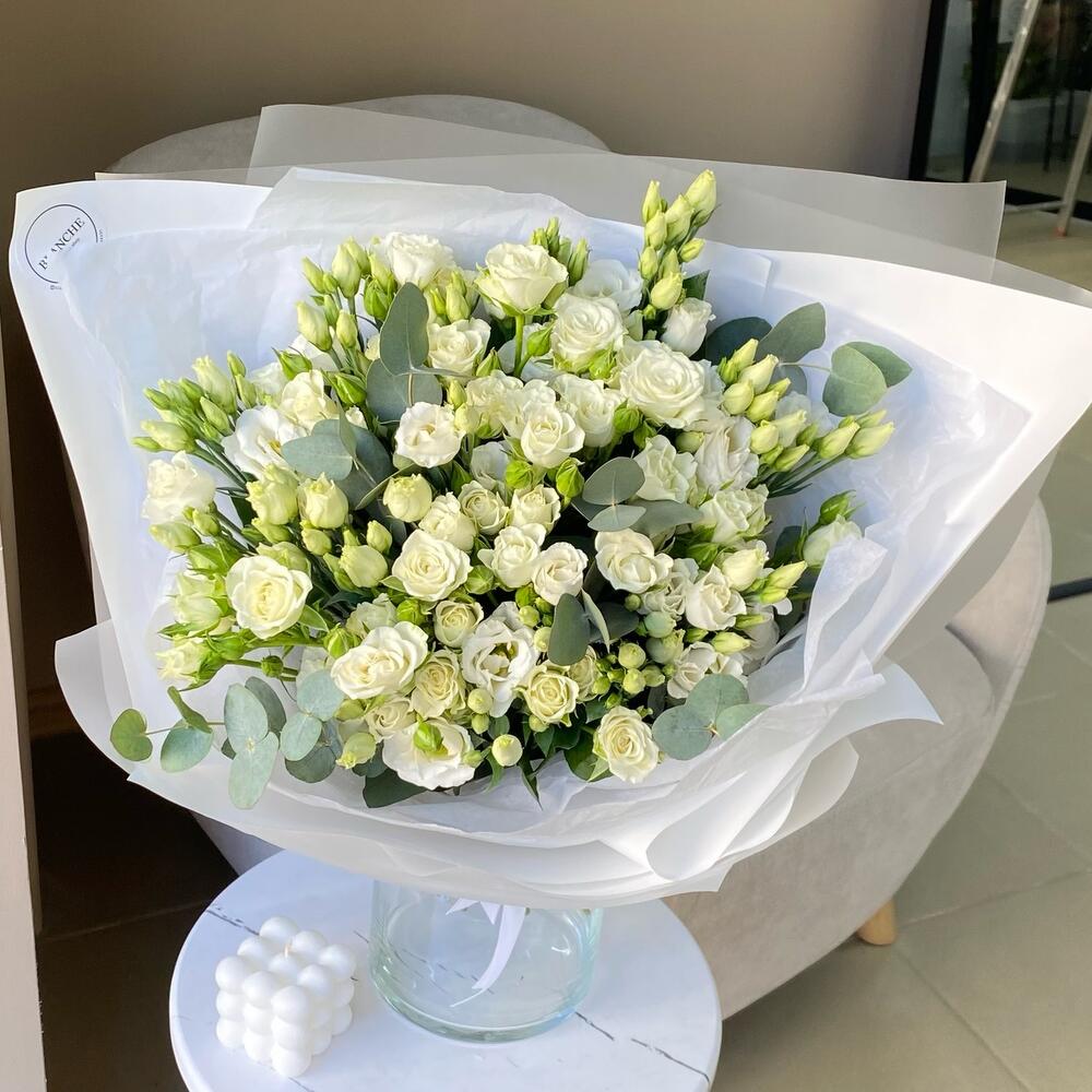 Пышный букет из кустовых роз и лизиантусов Пышный букет из кустовых роз и лизиантусов