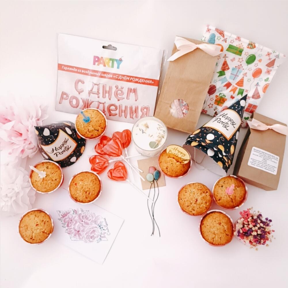 Подарочный набор для празднования дня рождения со свечой и украшениями Подарочный набор для празднования дня рождения со свечой и украшениями