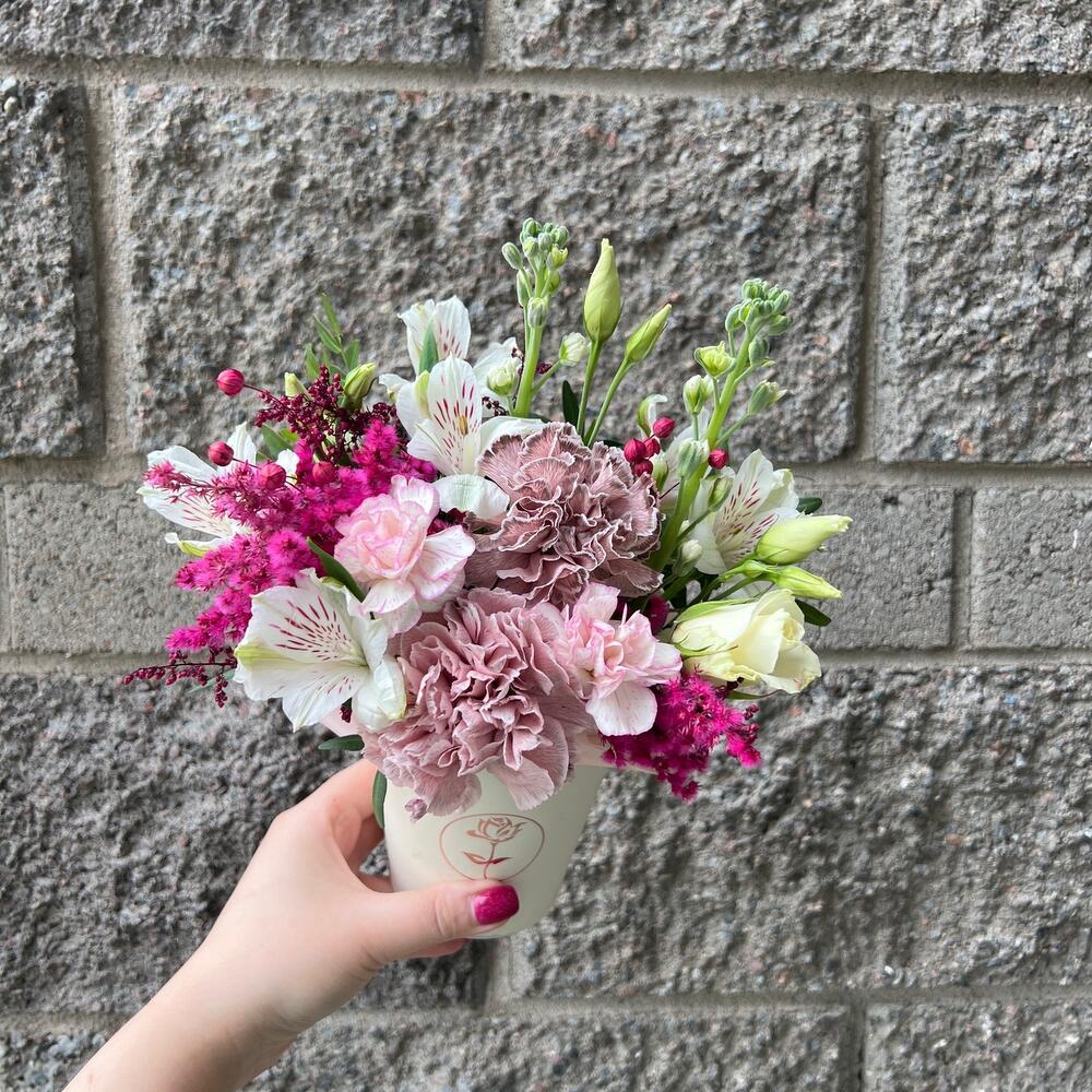 Цветы в коробке с гвоздиками,альстромерией,эустомой и сухоцветами