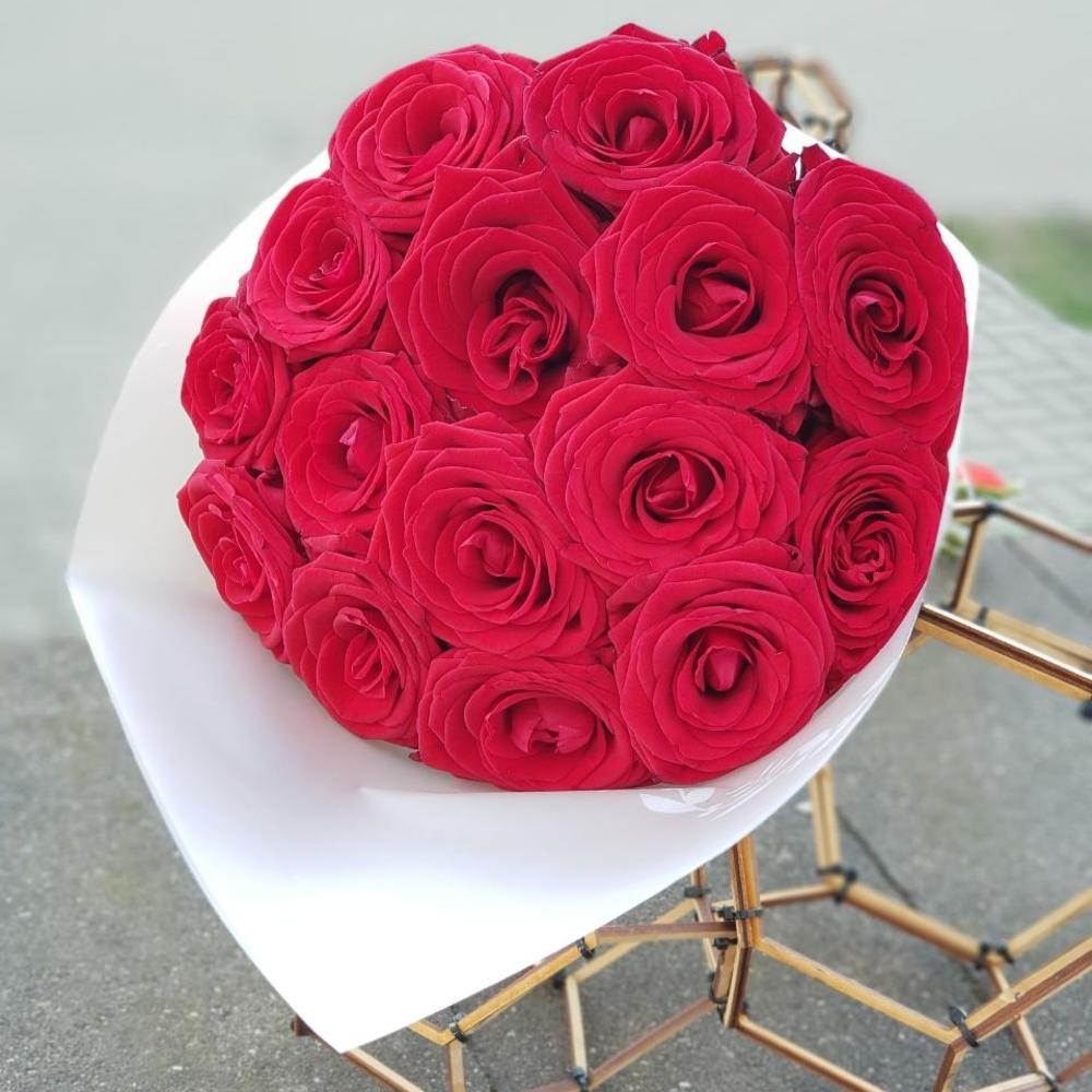 15 больших свежих красных роз