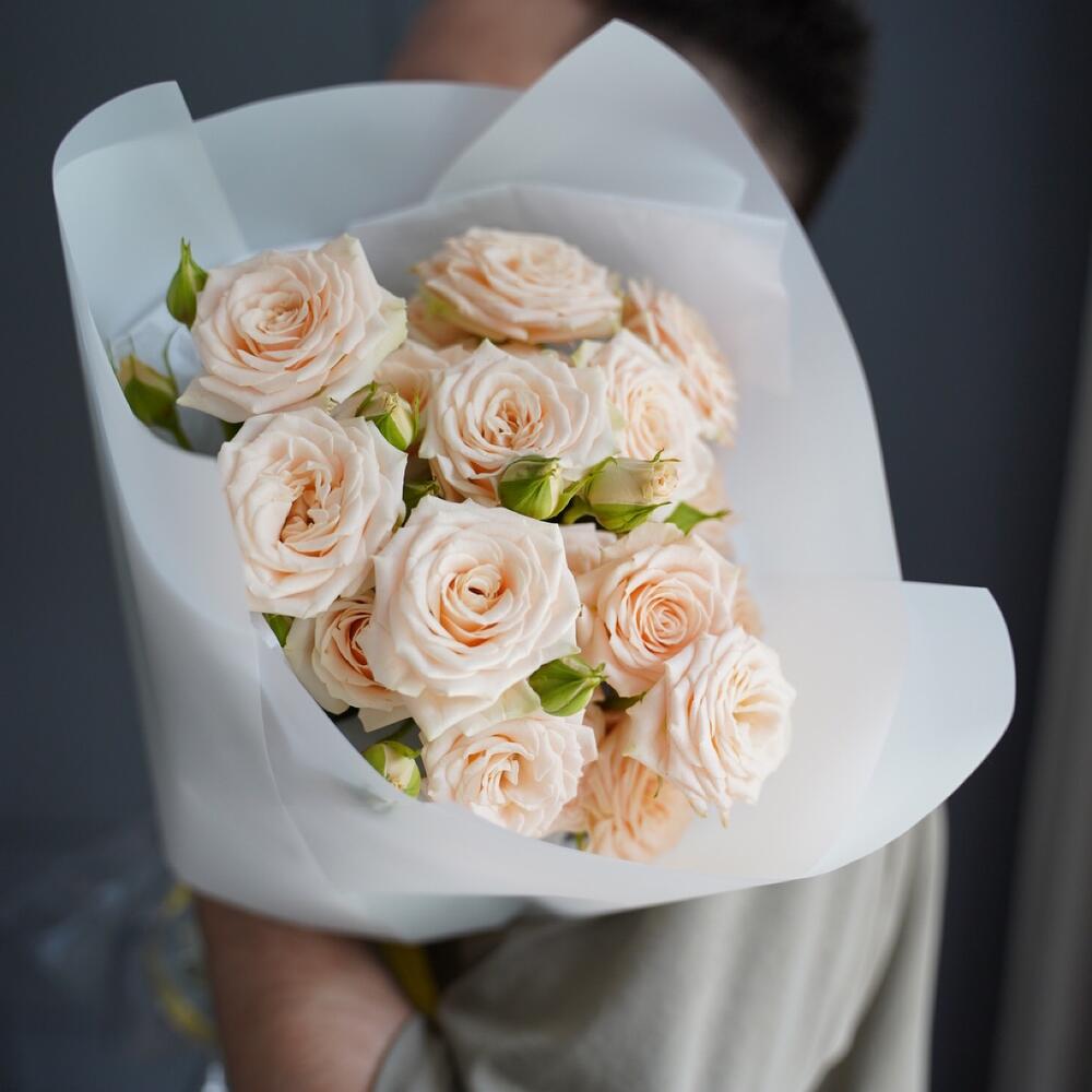 Букет персиковых кустовых роз 5 шт