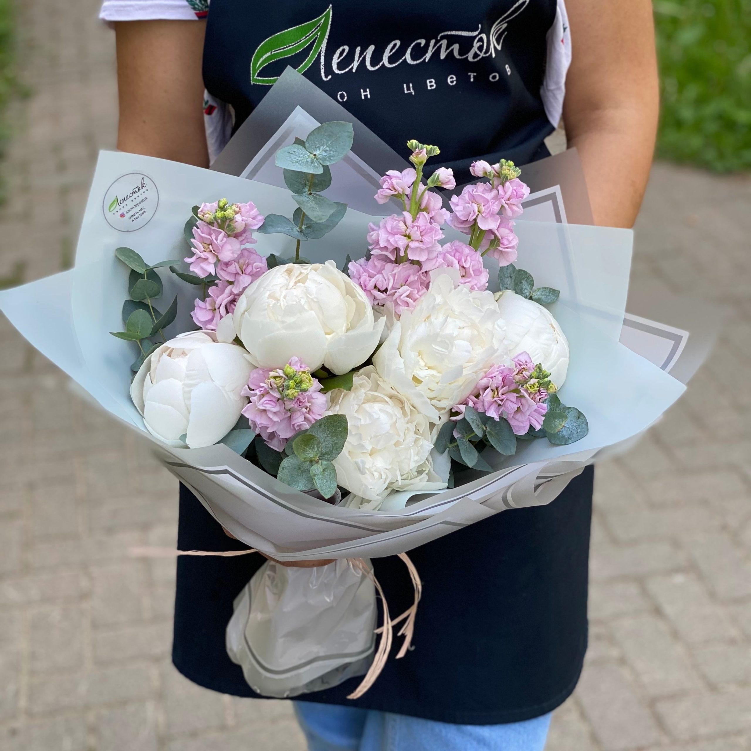 Букет из пионов  Клод Тэн  и маттиолы